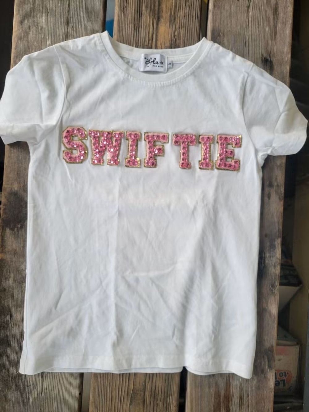 LOLA + THE BOYS Girls SZ 8 VGUC WHITE PINK Sequin 'SWIFTIE' Applique T-SHIRT